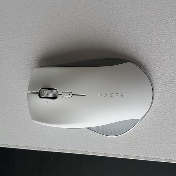 Razer Pro Click Humanscale Wireless Mouse: Ergonomic Form Factor - Picture 9 of 12